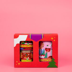 Rood kerstdoosje rode doos kerstdoos Mixblik feestelijk cadeau vegetarisch internationaal eten roze achtergrond Linzensoep Shakshuka Hummus Humus