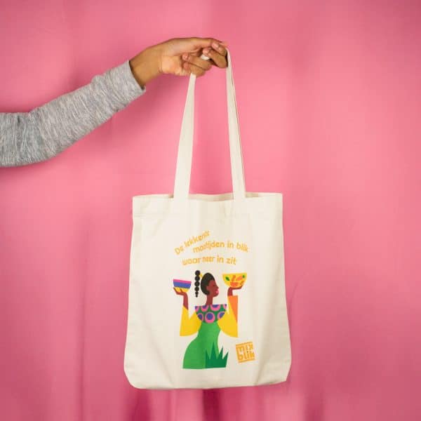 Mixblik Tote Bag goodie, roze achtergrond, vastgehouden