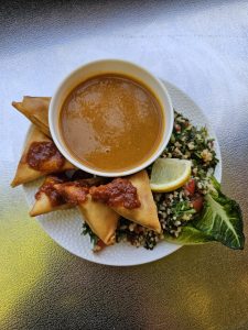 Mixblik gerecht. Linzensoep met tabouleh en sambusa's