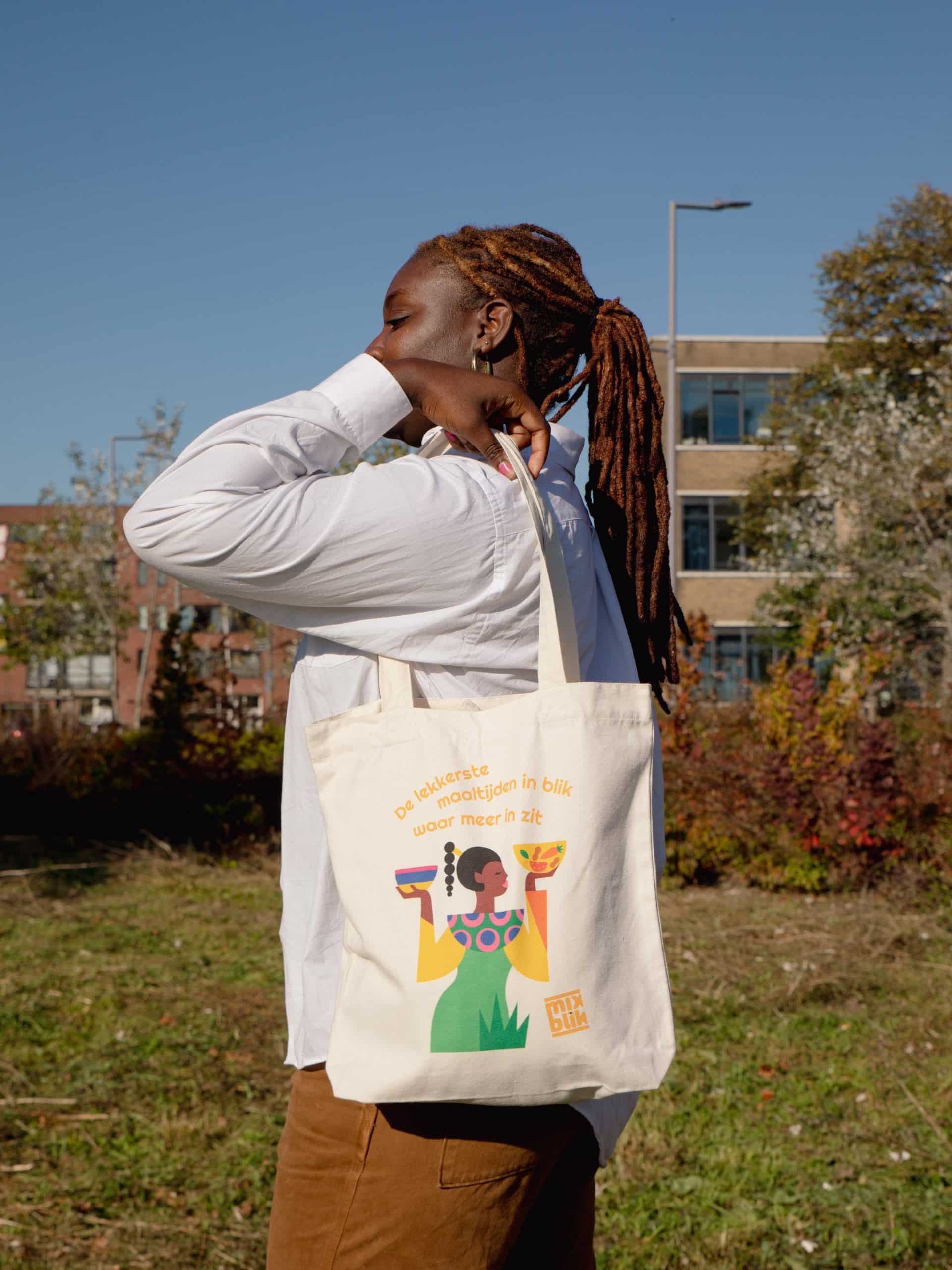 Mixblik Tote Bag goodie, buiten. Vrouwelijk model.