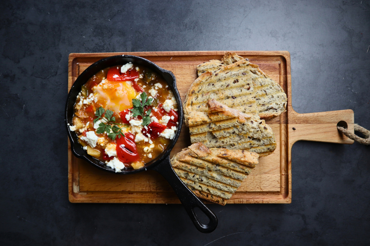 Shakshuka van Mixblik, in de pan geserveerd met geroosterd brood